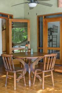 mesa de madera con 2 sillas y comedor en Villas Santa Teresa, en Santa Teresa Beach
