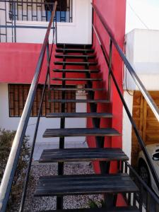 un conjunto de escaleras frente a un edificio en Temporarios Alto Verde en Córdoba
