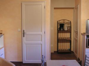 uma porta branca numa cozinha com uma prateleira em Chez Bernard et Michèle em Manglieu
