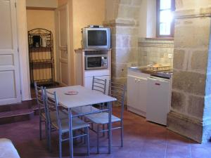 uma pequena cozinha com uma mesa e um micro-ondas em Chez Bernard et Michèle em Manglieu