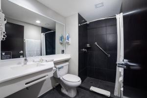 Koupelna v ubytování City Express Plus by Marriott Cabo San Lucas