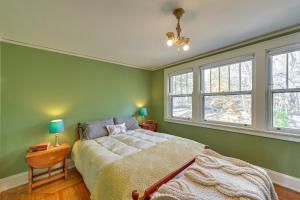 1 dormitorio con 1 cama y 2 ventanas en Peaceful Retreat Near Downtown Cincinnati, en Blue Ash