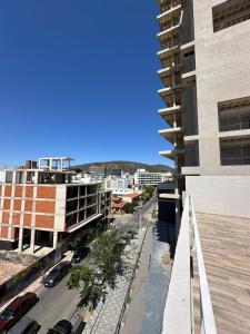 vista de uma rua da cidade a partir de um edifício em Carlos Paz-Lake Towers em Villa Carlos Paz