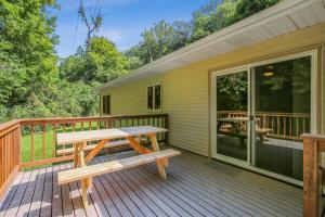 een houten terras met een picknickbank op een huis bij Kickapoo Creekside Escape in Danville