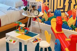 une salle de jouets avec un lit et des meubles en jouets dans l'établissement The Shore LEGO PlayGround I Family 10pax I Kids Friendly I JonkerSt, à Malacca
