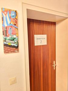 ein Schild an einer Tür, das den Notausgang liest in der Unterkunft Doppelzimmer 2 I geteiltes Bad & Küche I mit dem Zug nur 4 min bis zum Hauptbahnhof in Freiburg im Breisgau