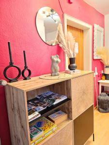 un comò in una stanza con parete rosa di Doppelzimmer 2 I geteiltes Bad & Küche I mit dem Zug nur 4 min bis zum Hauptbahnhof a Friburgo in Brisgovia