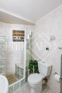 Koupelna v ubytování Spacieux Duplex de 3 chambres à Gd Case + 37 fotografií
