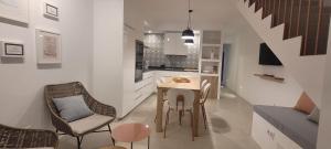 カレタ・デ・ファマラにあるSabbia Suites Casa Brisaのキッチン(小さなテーブル、椅子付)