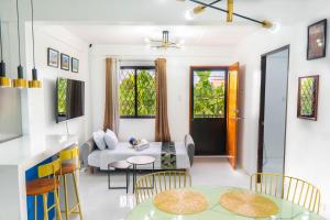 ein Wohnzimmer mit Sofa und Tisch in der Unterkunft Villa Fonte Nuova in Santa Maria