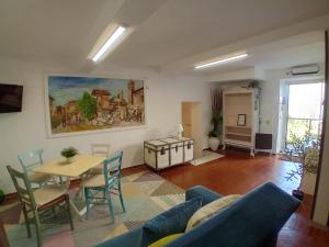 sala de estar con sofá azul y mesa en GASPERINO HOUSE, en Olevano Romano