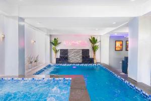 ein Swimmingpool in einem Raum mit Kamin in der Unterkunft Villa Fonte Nuova in Santa Maria