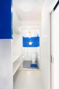 ein Badezimmer mit Toilette in einer blauen Wand in der Unterkunft Villa Fonte Nuova in Santa Maria + 26 Fotos