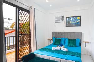 ein Schlafzimmer mit blauem Bett und Balkon in der Unterkunft Villa Fonte Nuova in Santa Maria