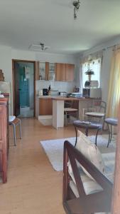 uma sala de estar com uma cozinha e uma sala de jantar em Casa Algarrobo em Algarrobo
