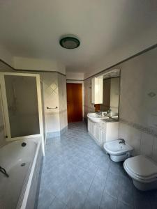 a bathroom with two sinks and a tub and a toilet at Casa Romy in Rovere della Luna