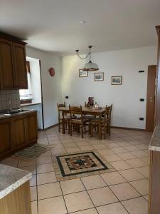 - une cuisine et une salle à manger avec une table et des chaises dans l'établissement Casa Romy, à Rovere della Luna