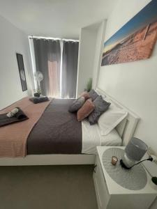 A bed or beds in a room at Royal View Apartment - Playa de Las Americas Még 37 kép