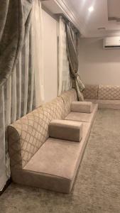 uma sala de estar com um sofá num quarto em شقة تنويه ليست للايجار em Al Khobar