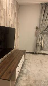 uma sala de estar com uma televisão de ecrã plano num balcão em شقة تنويه ليست للايجار em Al Khobar