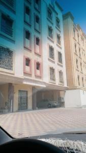 um edifício com um carro estacionado em frente em شقة تنويه ليست للايجار em Al Khobar