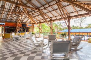 um restaurante com cadeiras e um piso xadrez em De La Vega Hotel Campestre em Montenegro