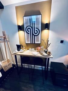 una mesa en una habitación con una foto en la pared en Luxury self-contained suite., en Cardiff