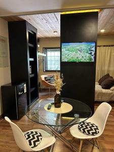 a living room with a glass table and a tv at DEPARTAMENTO MODERNO ENTERO / EQUIPADO - EXCELENTE UBICACION in Mendoza