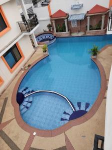 uma vista superior de uma piscina num edifício em El Sol Dorado em Tonsupa