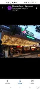 un magasin avec des lumières de Noël à l'avant dans l'établissement Nathan's Staycation, à Manille
