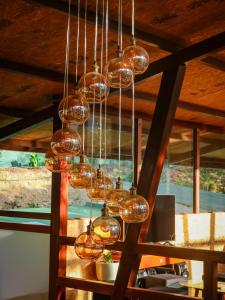 Um monte de frascos de vidro pendurados no tecto. em Ecoterra Inka Lodge em Quillabamba