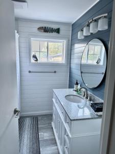 ein Bad mit einem Waschbecken und einem Spiegel in der Unterkunft Channel Escape in Coldwater