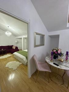 Vila Zoe BucharestAirport&Therme&Parking Otopeni客房内的一张或多张床位