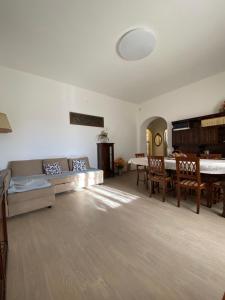 ein Wohnzimmer mit einem Sofa und einem Tisch in der Unterkunft La tenuta di Eva in Pisa