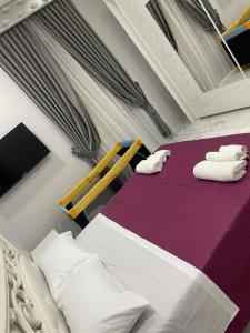 1 dormitorio con 1 cama con toallas en La Magica, en Nápoles