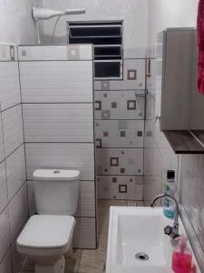 bagno con servizi igienici bianchi e lavandino di Estância Martins a Extrema
