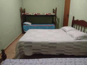 Un dormitorio con una cama con una manta. en Estância Martins en Extrema