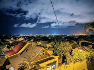 - une vue sur la ville la nuit dans l'établissement Ti Kaz Galet, à La Possession