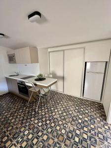 una cocina con una mesa y una encimera en Palac Anežka A1, en Brno