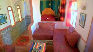 sala de estar con silla roja y espejo en Zaratoustra en Imlil