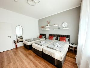 1 dormitorio con 2 camas y espejo en Gemütliche Wohnung mit Garten, en Horn-Bad Meinberg