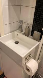 ユングビューにある1925 Upstairs Ljungbyのバスルーム(白い洗面台、トイレ付)