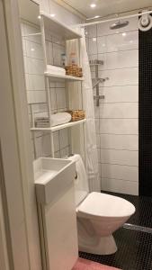 uma casa de banho branca com um WC e um lavatório em 1925 Upstairs Ljungby em Ljungby
