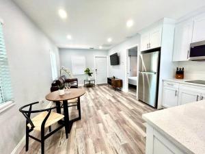 a kitchen and dining room with a table in a kitchen at Gorgeous & Convenient Apartment Near Airport in West Palm Beach