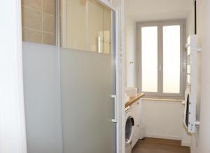 a bathroom with a washing machine and a window at Charmant studio en plein coeur de Tain l'Hermitage in Tain-lʼHermitage