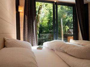 Ένα ή περισσότερα κρεβάτια σε δωμάτιο στο Le repère nature SPA - Lodges de Bonfruit