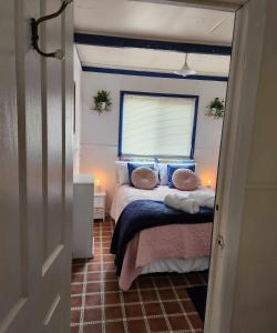 Tempat tidur dalam kamar di Sturgeon Getaway on Henty