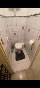 - une salle de bains avec des toilettes blanches dans une cabine dans l'établissement Ögünc’s Apartment, à Szeged