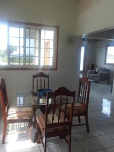 jadalnia ze szklanym stołem i krzesłami w obiekcie Jamrock Secret Retreat w mieście Montego Bay