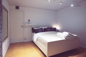 パヤラにあるSBC Guest Houseの白いベッドルーム1室(白いベッド1台付)